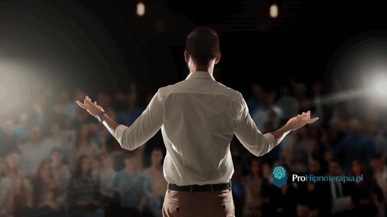 Osoba przemawiająca pewnie przed publicznością, która pokonała lęk przed wystąpieniami publicznymi